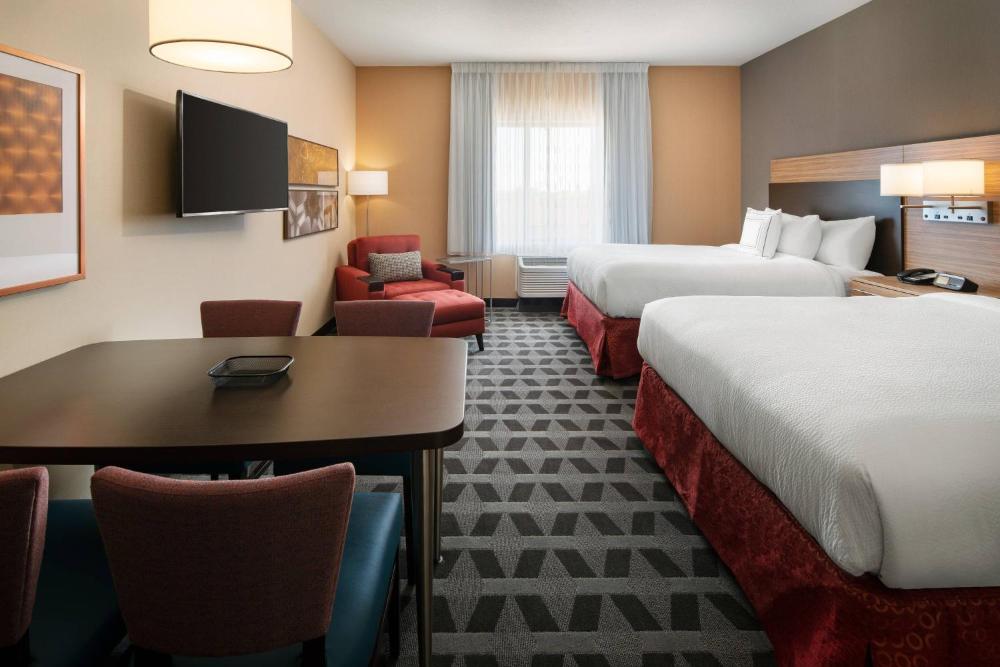 Studio with Two Queen Beds - Hearing Accessible interior